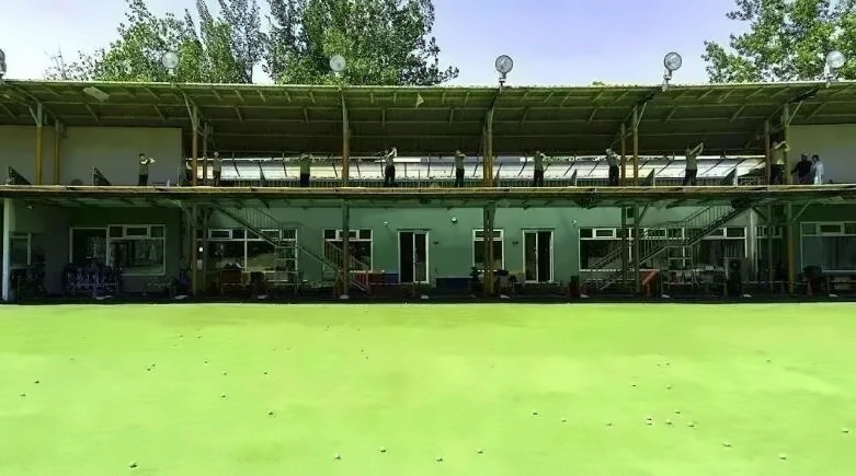 北京市私立汇佳学校高尔夫球场.jpg
