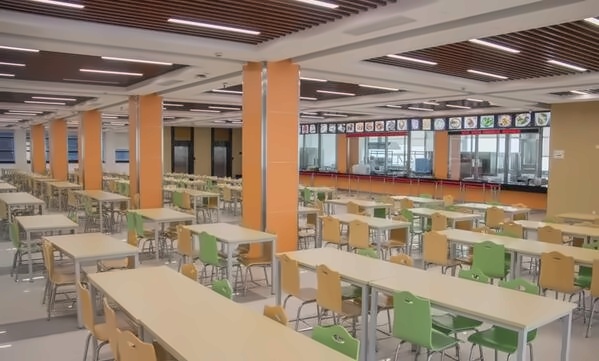 学校餐厅.jpg