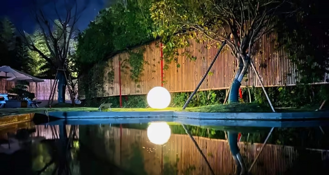 上海朝阳义塾湖边夜景.jpg