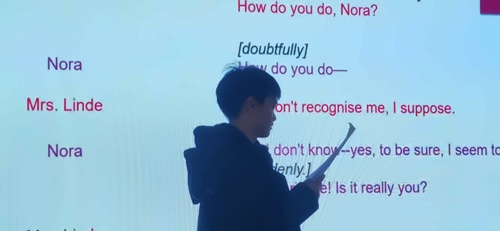學生排練《玩偶之家》