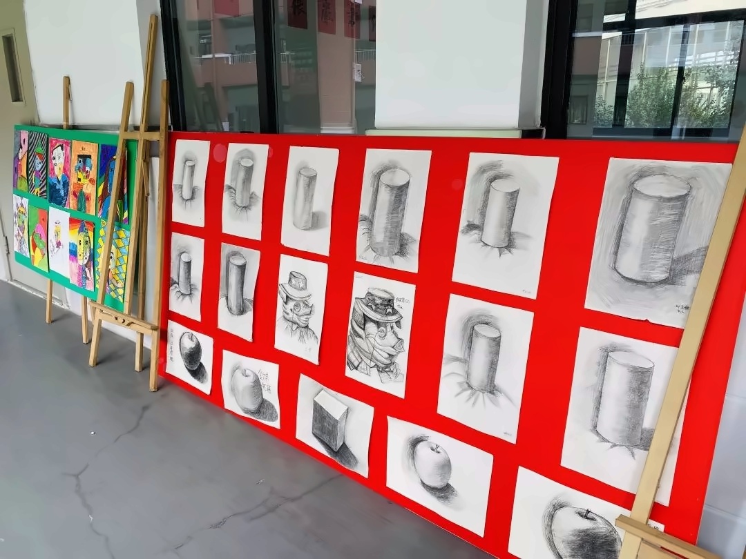 走廊上陳列著孩子們的作品.jpg