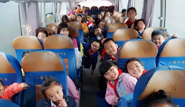 孩子们乘坐“帕丁顿”号前往动物园.jpg