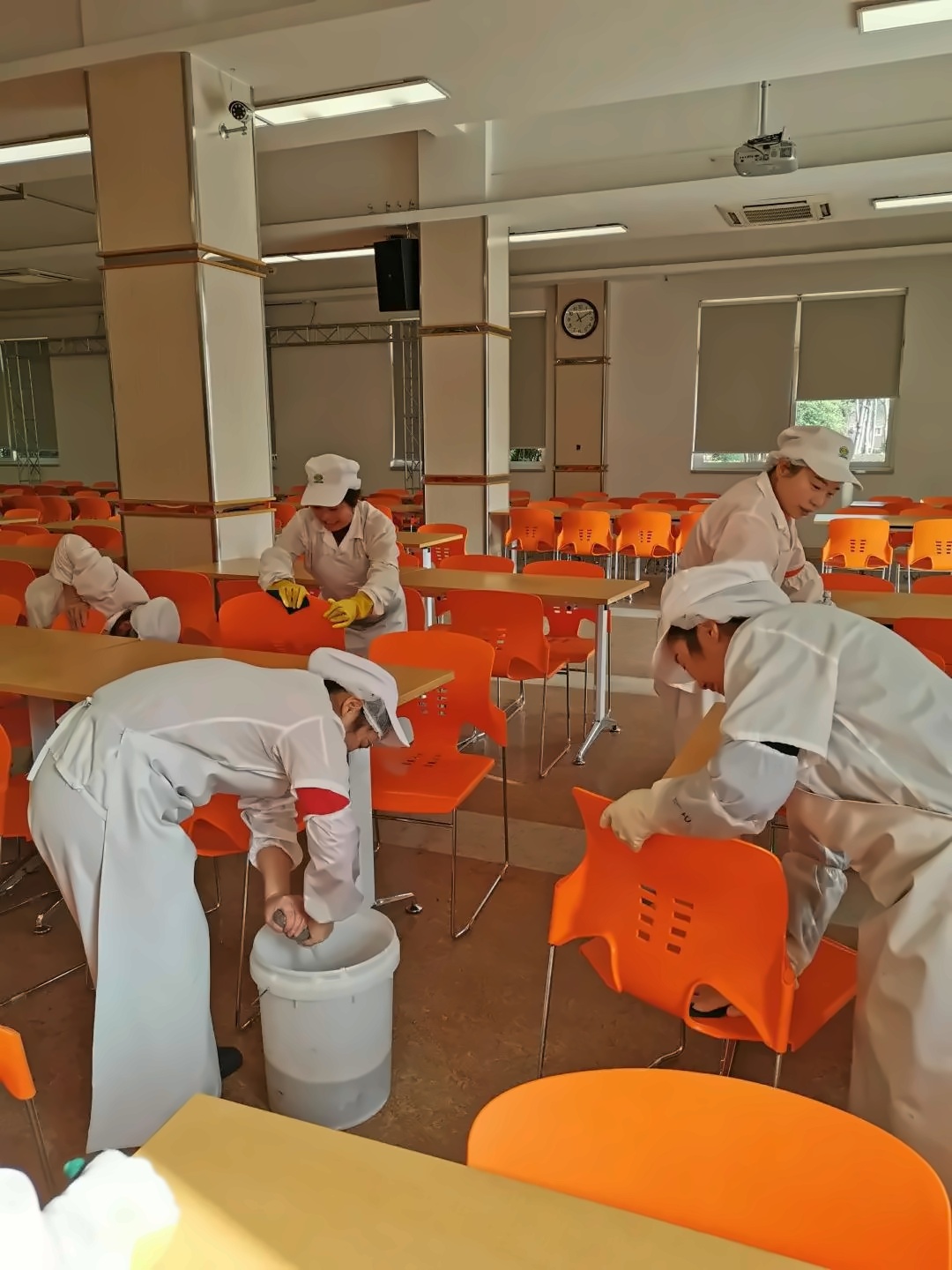 每周对餐厅进行大清扫.jpg