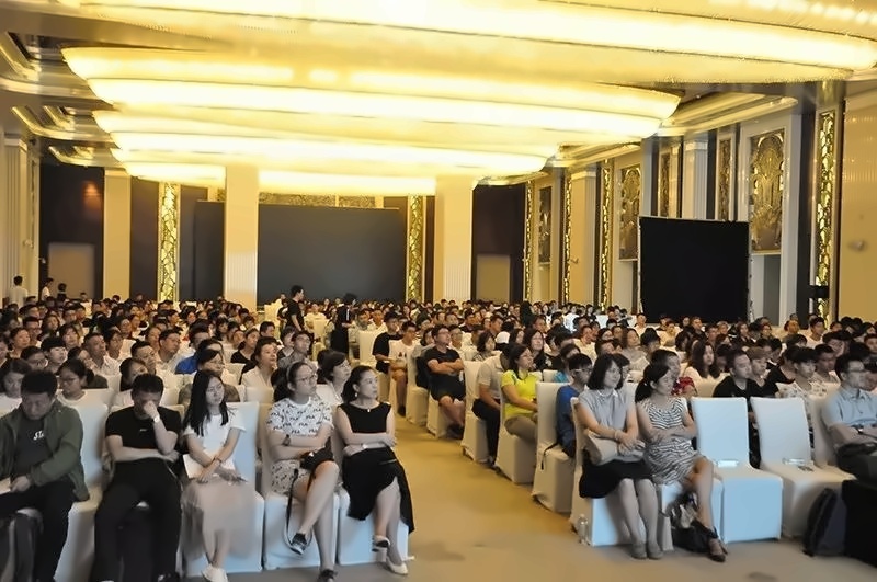 光华剑桥2018级全体新生家长会.jpg