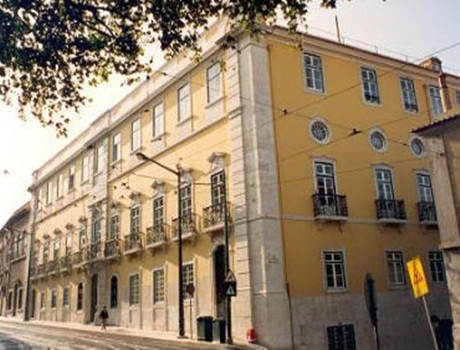 里斯本自治大学