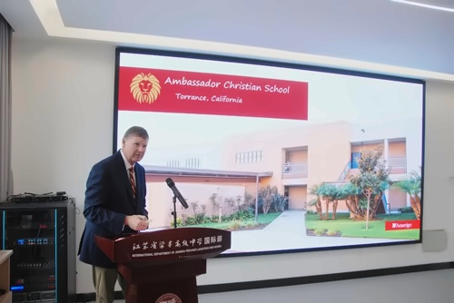 Ambassador Christian School 校长 Mike Barker 发言
