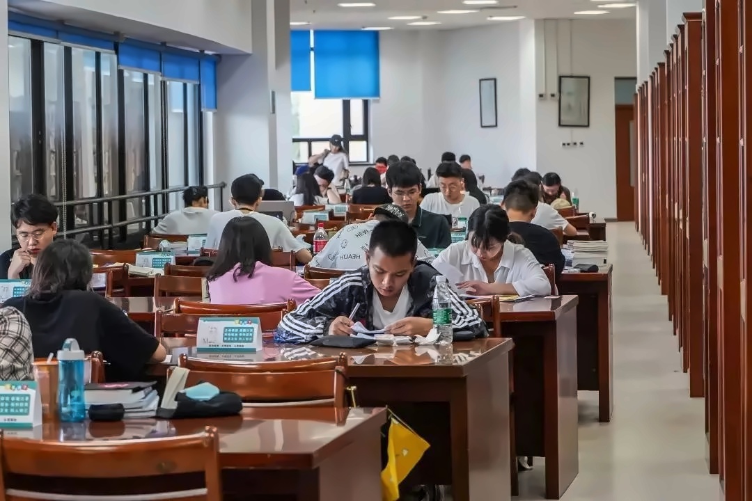 图书馆阅读.jpg