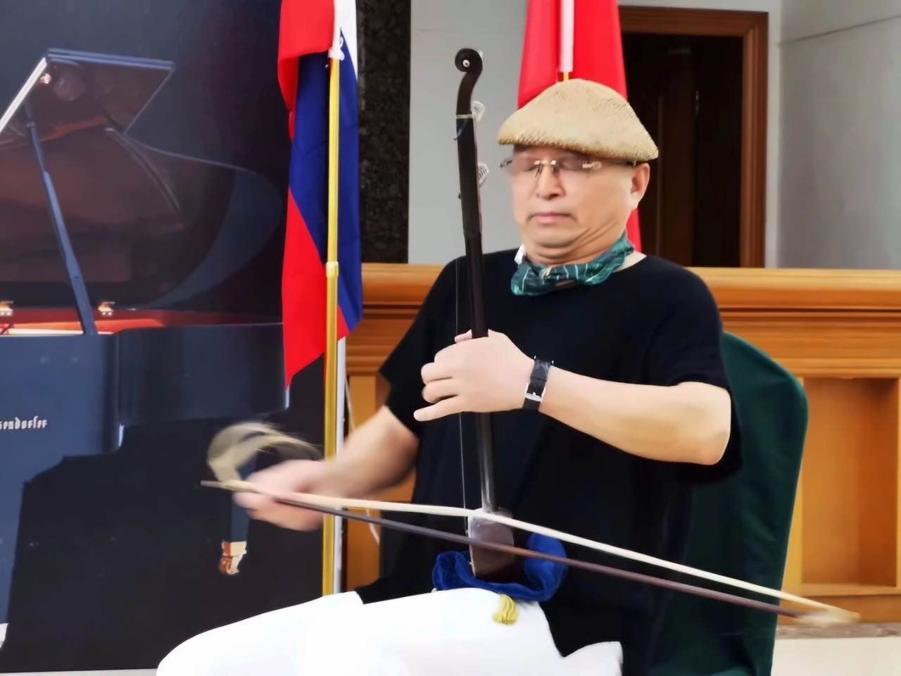 中国著名板胡演奏家茅青.jpg