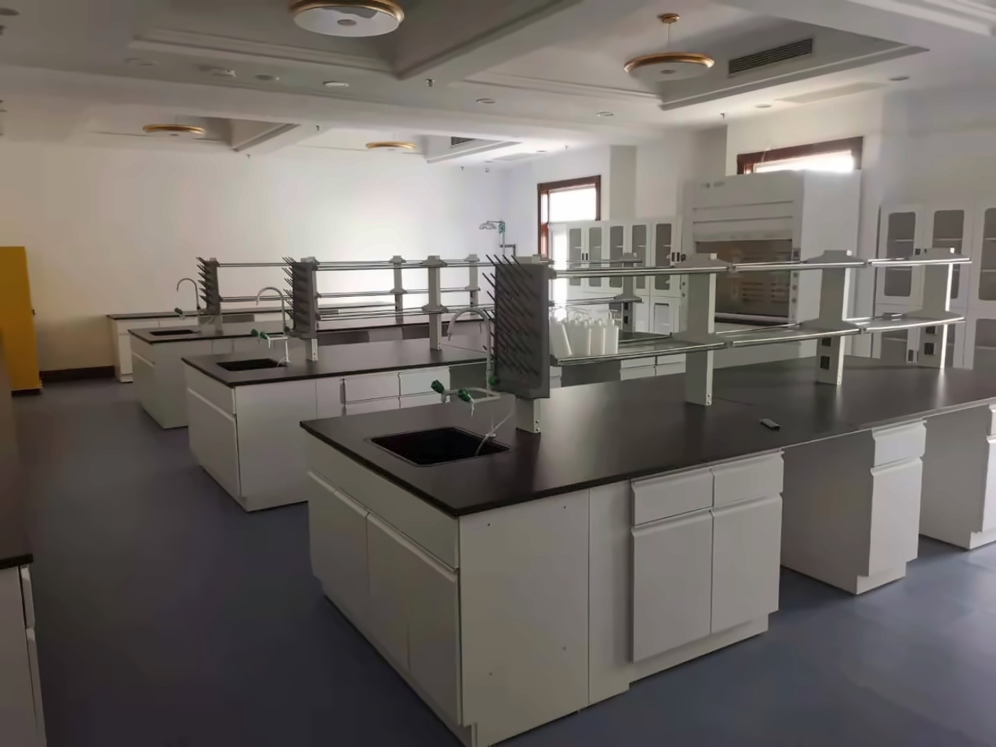上海诺科学校宝山校区实验室.jpg