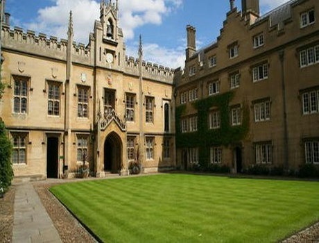 里尔天主教大学