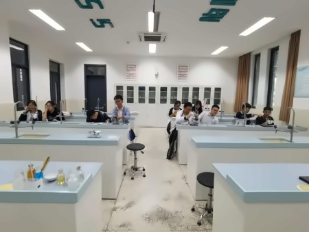 省泰中国际部化学实验室.jpg