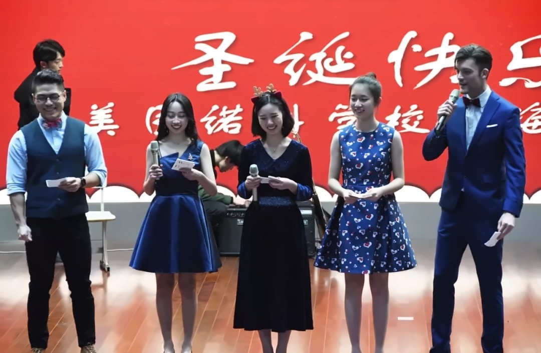 主持人齐齐盛装亮相.jpg
