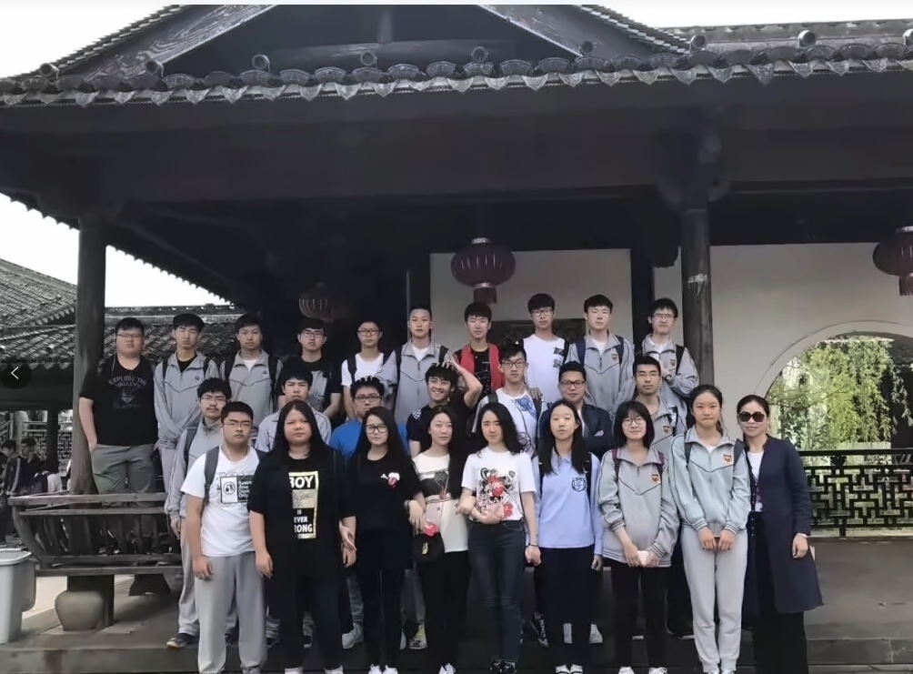 高老师与学生合影.jpg