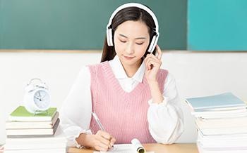 课程全程批改作文，每名的学员都可以能独享多篇作文进行逐字圈改的特权。