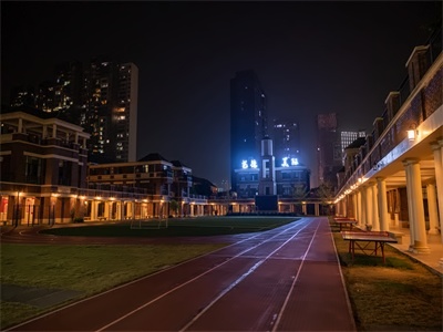 成都芭德美际学校学校操场夜景