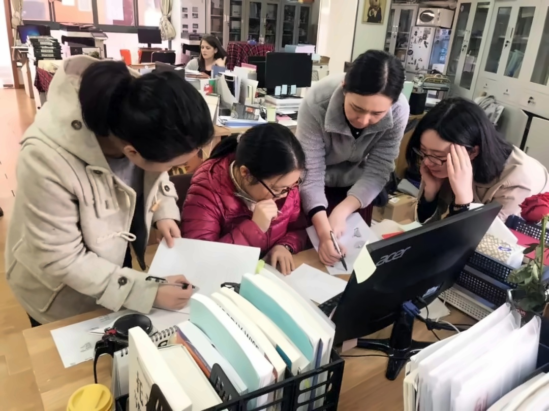 学科老师热烈讨论.jpg