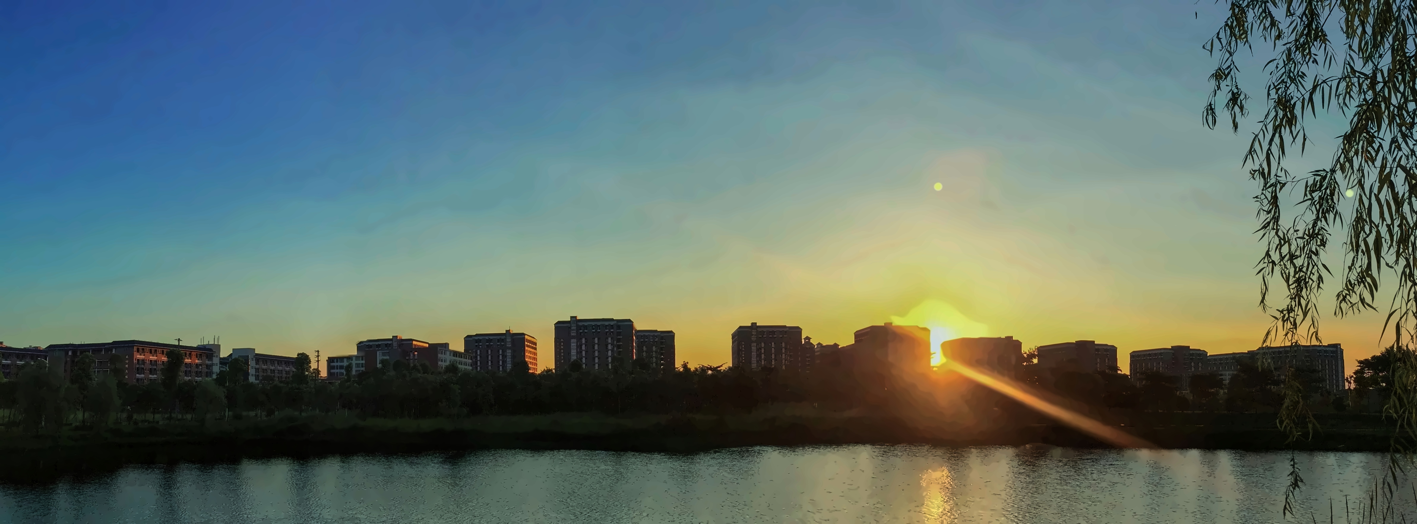 中山大学新华学院——夕阳下的教学楼