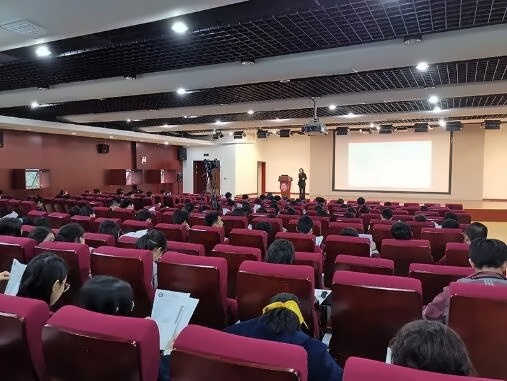 光华剑桥初次举办线上+线下期中家长会.jpg