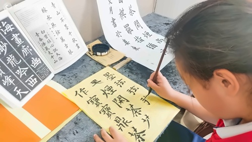 太仓华顿外国语学校书法课