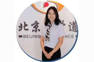 龙满英