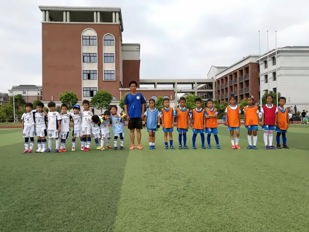 上海枫叶国际学校举办足球交流赛.jpg